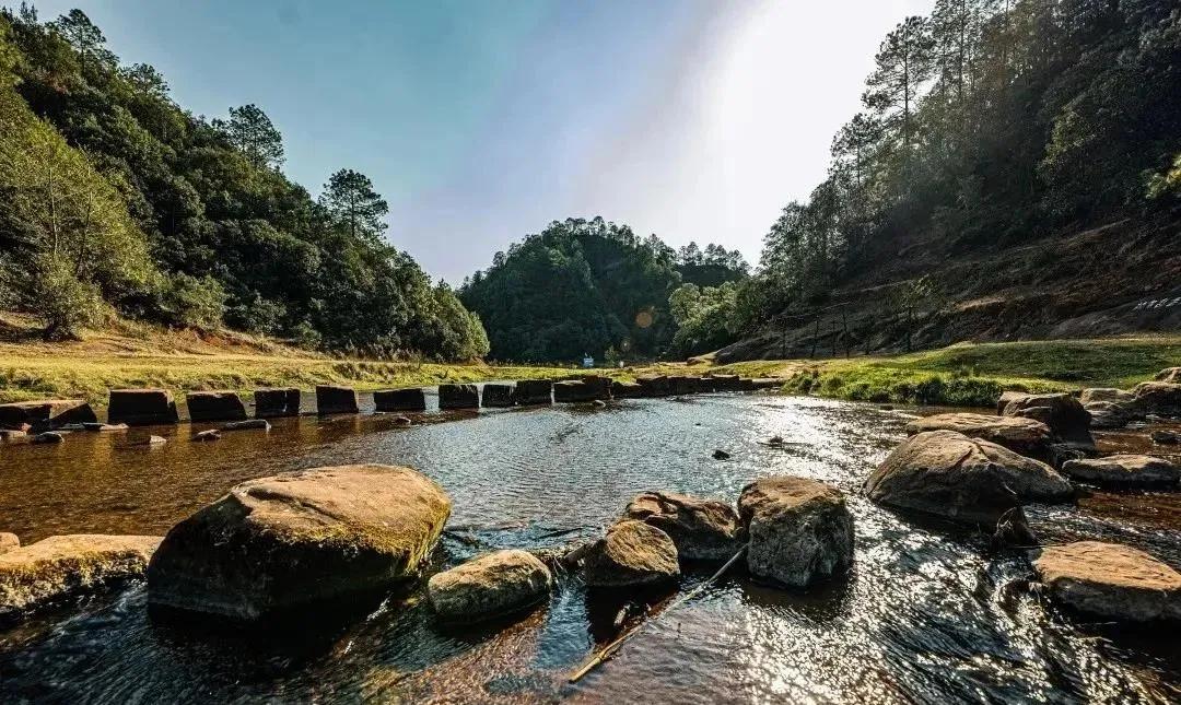 昆明策劃公司：昆明出發(fā)2小時(shí)，有個(gè)自然賞賜的露營圣地，溪瀑潭泉美不勝收
